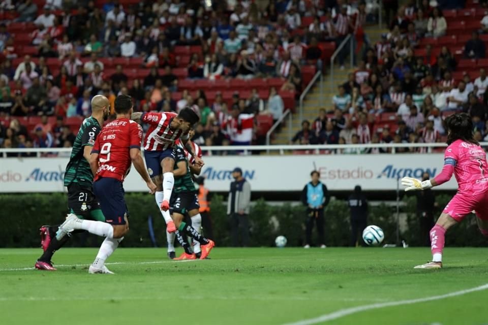 El Rebaño del pastor Veljko Paunovic logró su cuarto triunfo consecutivo al imponerse 2-0 ante el Santos.