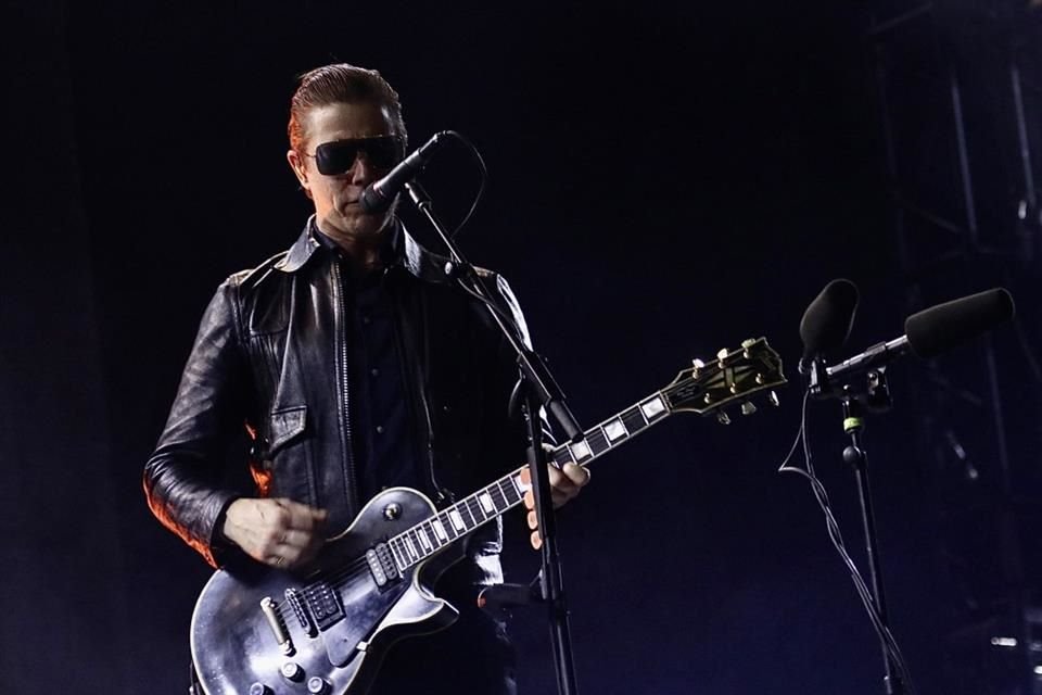 Paul Banks de Interpol habló en español con la audiencia.