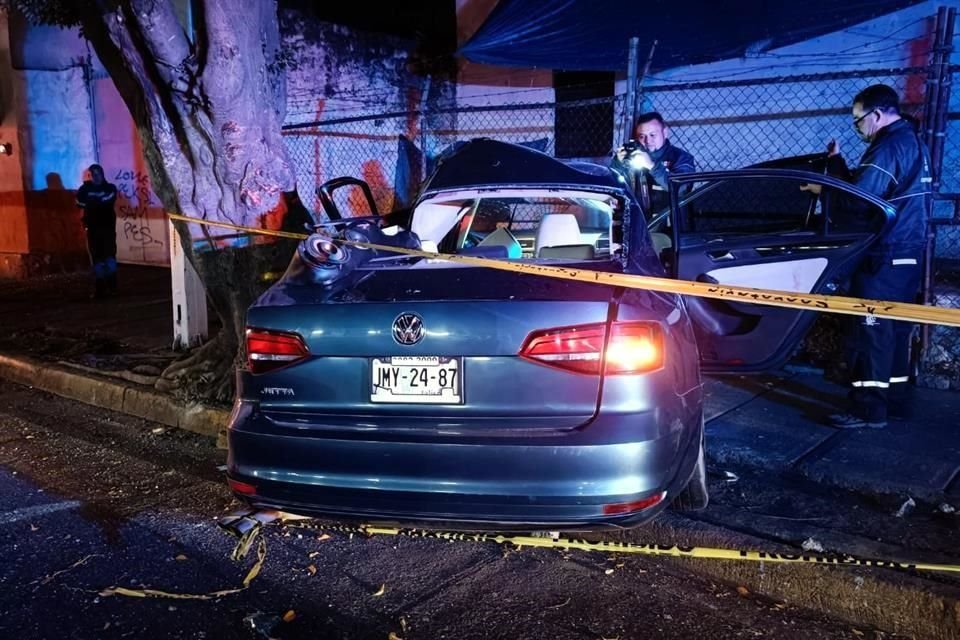 Un hombre murió y tres personas resultaron heridas tras chocar contra un árbol el auto en el que viajaban, en la Colonia Atemajac del Valle.