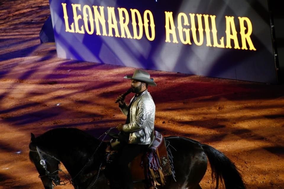 El cantante Leonardo Aguilar presumió sus talentos ecuestres.