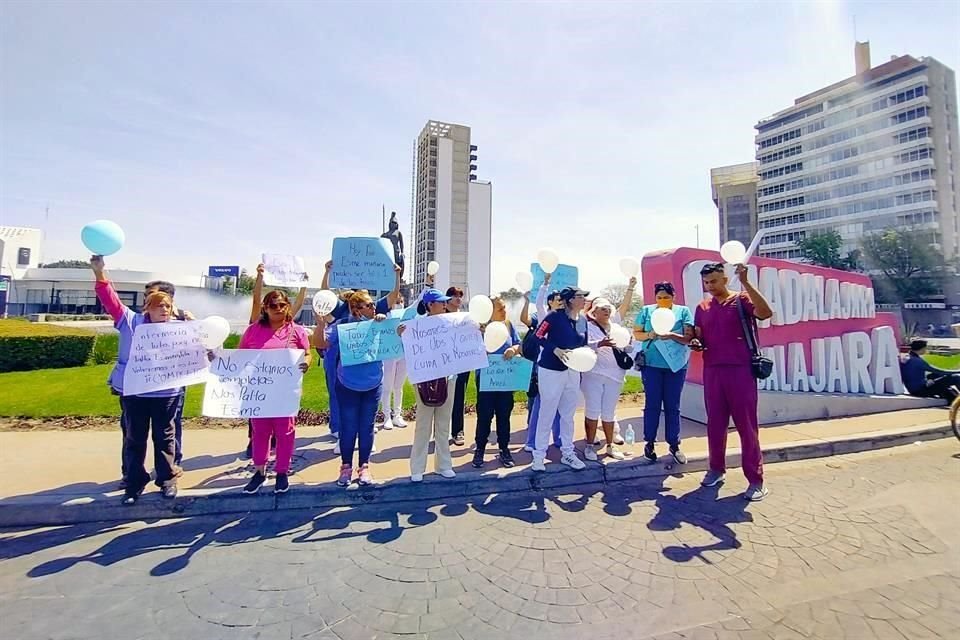 Para dar un último adiós a Esmeralda Galván, la enfermera hallada muerta junto con su paciente en Zapopan, colegas marcharon a la Minerva.