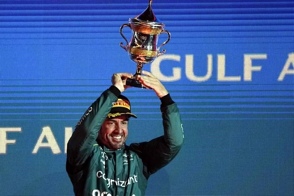 El español mostró su alegría en el podio del GP de Bahréin.