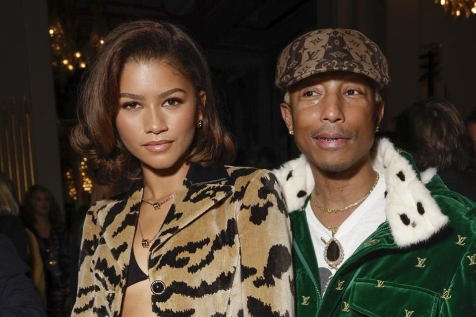 Zendaya posó con el director creativo de colecciones masculinas, Pharrell Williams.