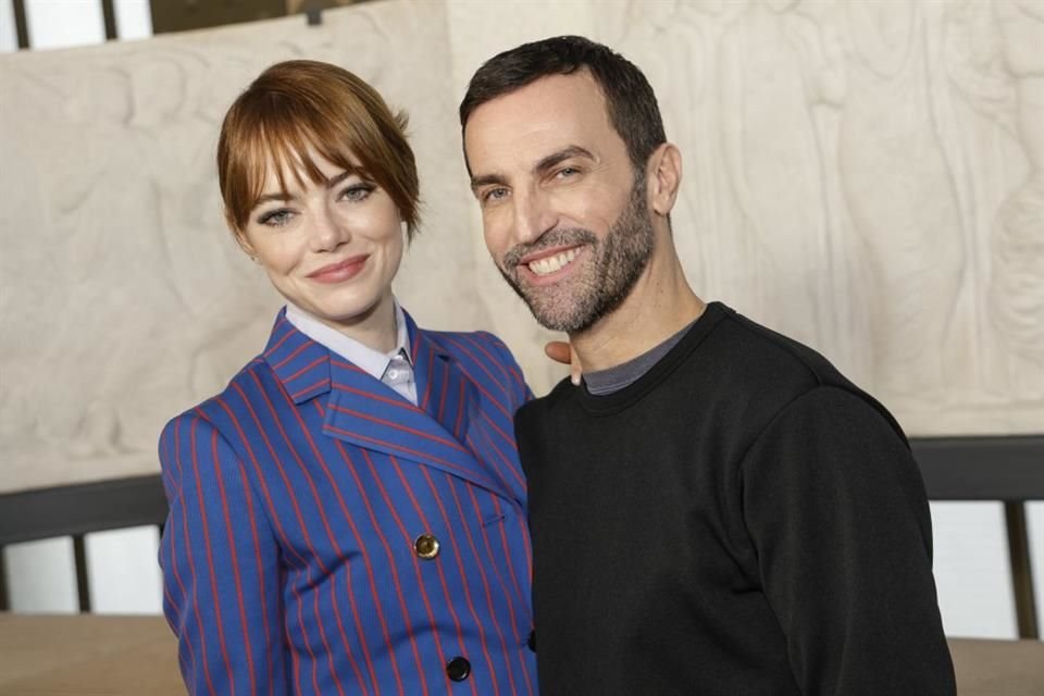 Emma Stone y el diseñador Nicolas Ghesquiere.