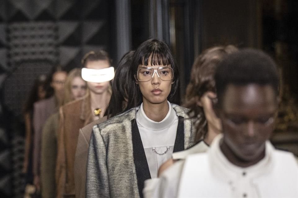 La colección de Louis Vuitton tiene gafas brillantes como parte de sus piezas para la temporada.