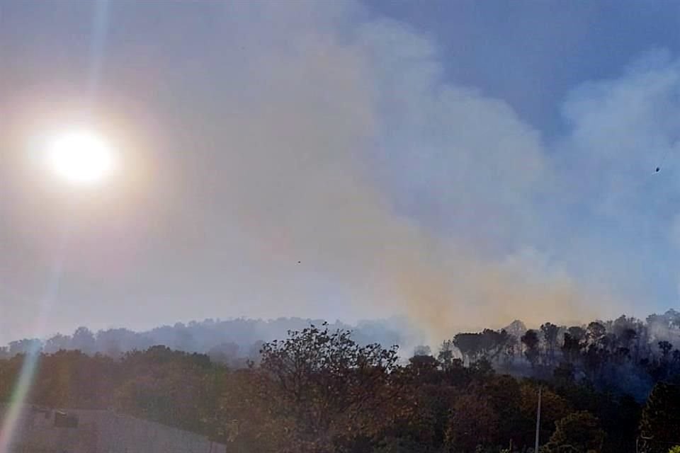 El incendio en Lomas de la Primavera seguía activo a las 18:14 horas.