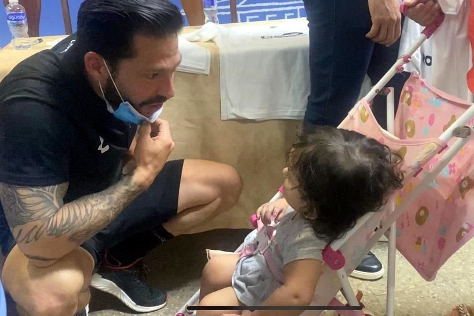 El técnico Benjamín Mora saludó a varios de los pequeños.