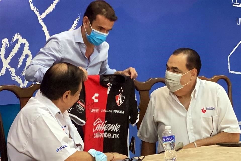 José Riestra también regaló camisetas a personal del Teletón.