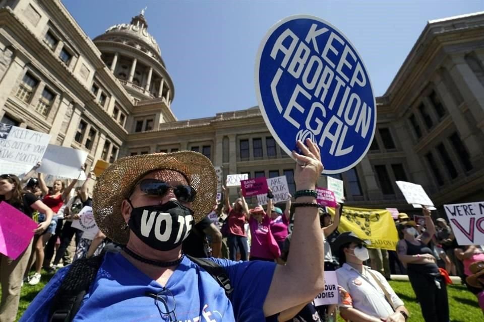 Manifestantes por el derecho al aborto asisten a una protesta en el capitolio del estado de Texas.