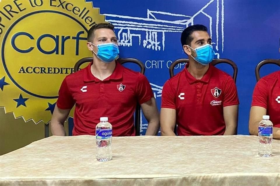 Julio Furch (izq.) durante la visita del Atlas al Teletón de Honduras.