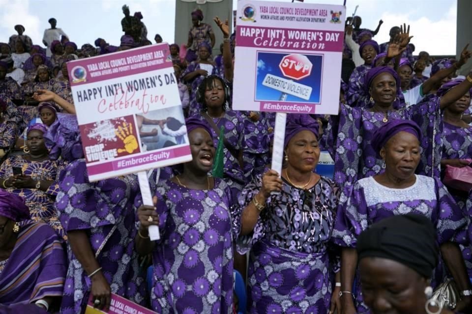 Las mujeres asisten a la celebración del Día Internacional de la Mujer en el Estadio Mobolaji Johnson en Lagos, Nigeria.