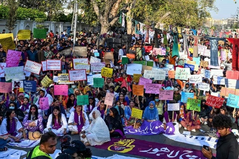 Miles de mujeres participaron en manifestaciones en todo Pakistán a pesar de los esfuerzos de las autoridades en varias ciudades para bloquear las marchas.