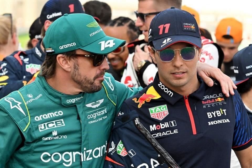 Fernando Alonso (izq.) y Checo Pérez, previo al GP de Bahréin.