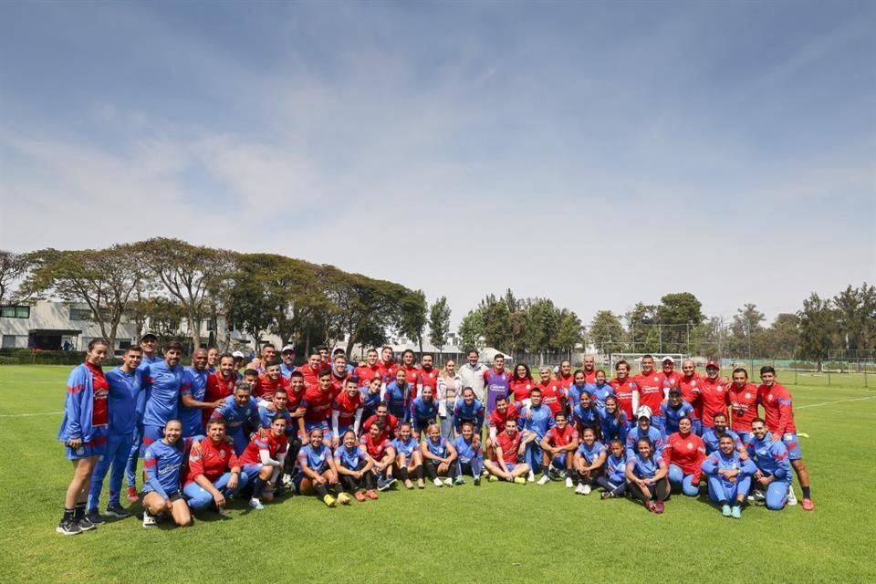 Los equipos femenil y varonil de las Chivas se enfrentaron en la tercera edición del Juego X La Equidad.