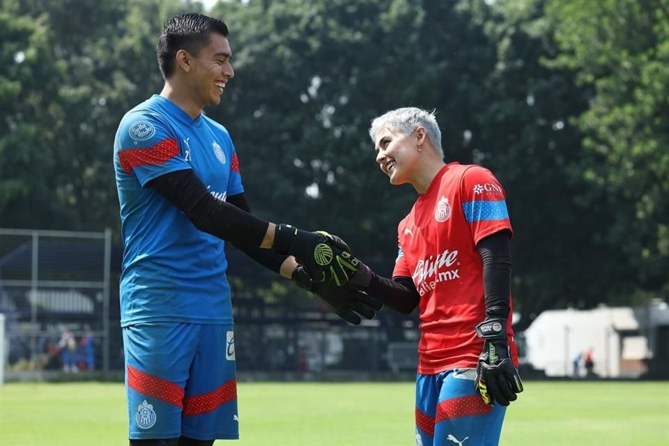 Los equipos femenil y varonil de las Chivas se enfrentaron en la tercera edición del Juego X La Equidad.