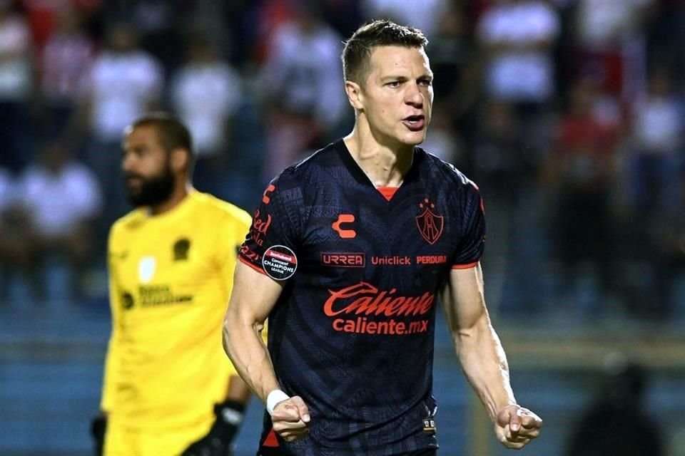 De penal, Julio Furch puso el 1-1.