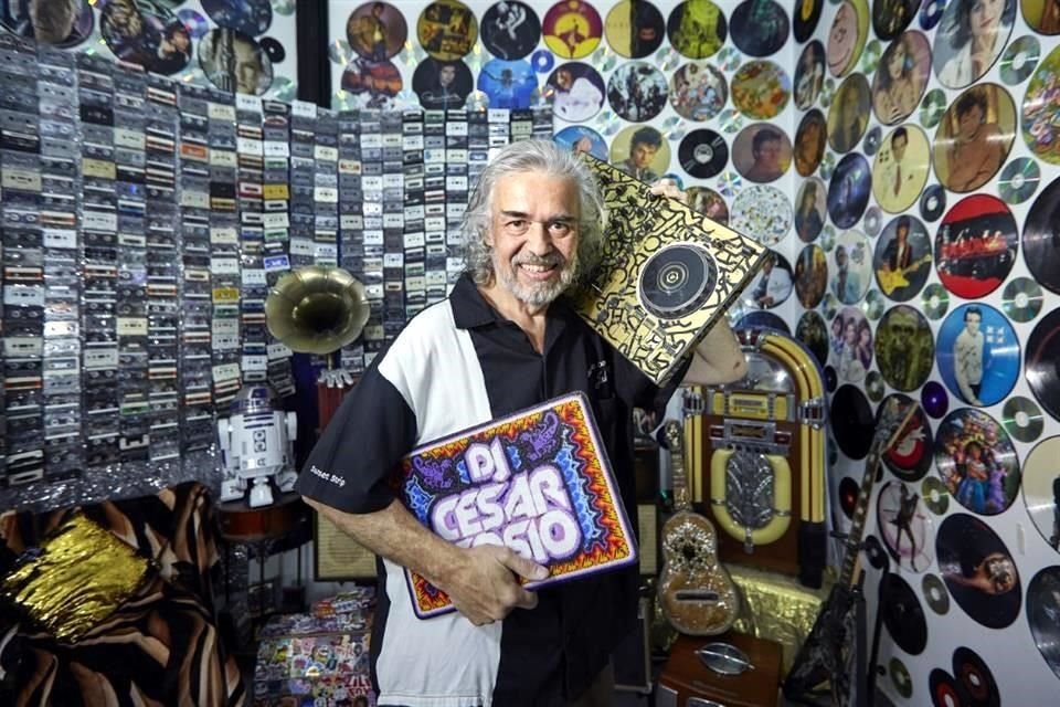 César Cosío posa en su estudio, que es casi un museo a la música contemporánea.