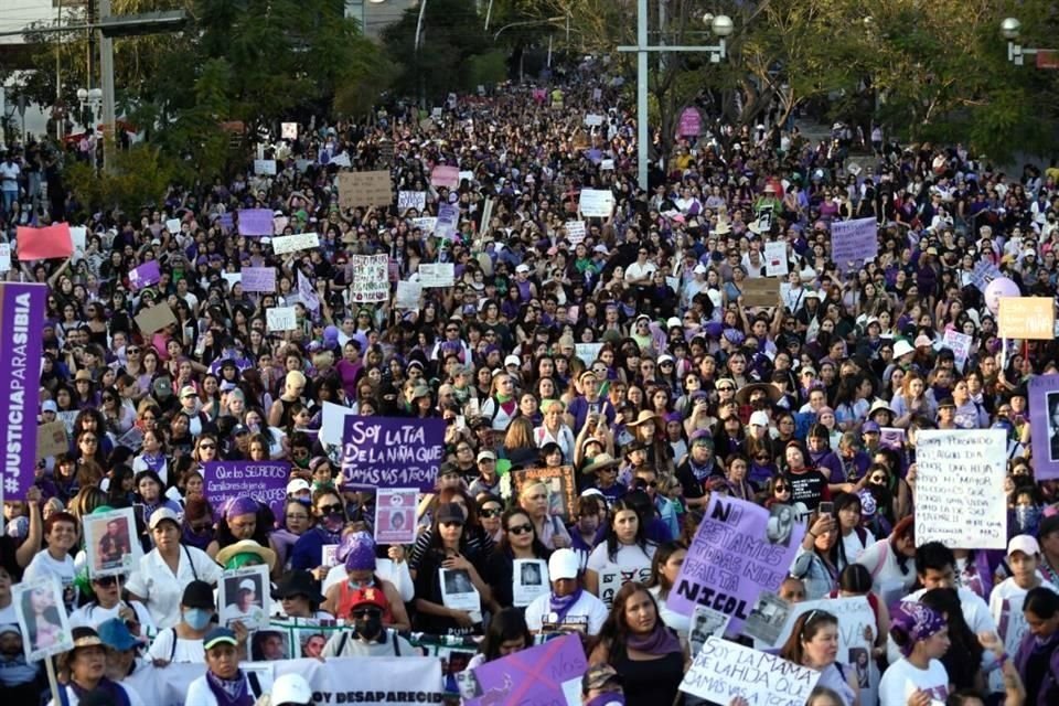 Gobierno de Jalisco reportó saldo blanco en las marchas de mujeres realizadas en GDL, en las que, según la autoridad, participaron 70 mil.