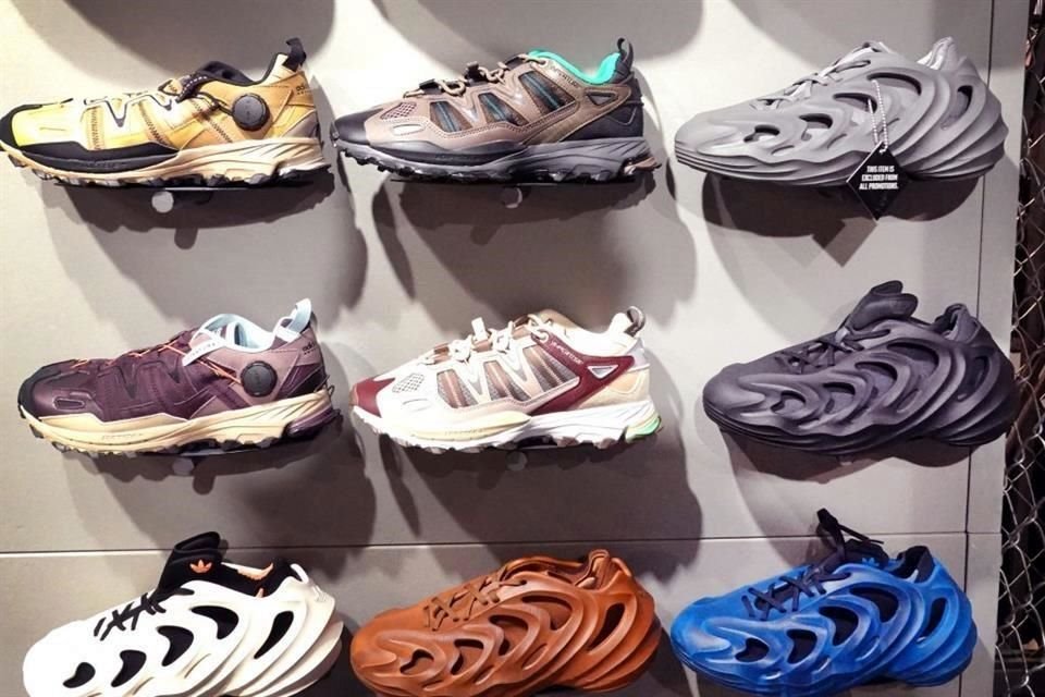Adidas advirtió que sufrirá un enorme golpe de 527.5 millones de dólares en sus ganancias este año fiscal si no vende el resto de su indumentaria Yeezy.