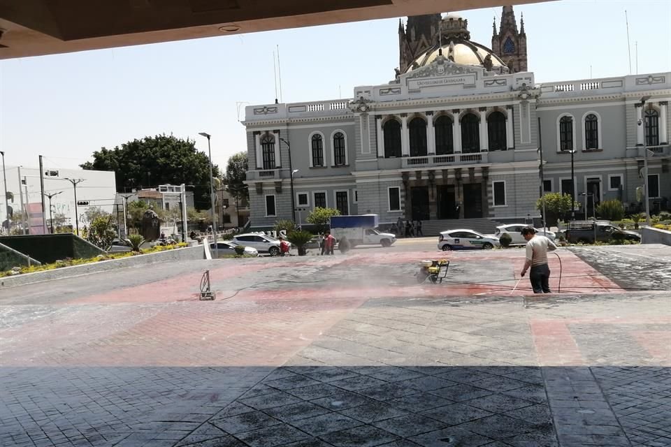 Ni 24 horas pasaron para que la UdeG retirara las pintas que fueron realizadas al edificio de Rectoría sobre Avenida Juárez, ayer, durante la marcha por el Día Internacional de las Mujeres.