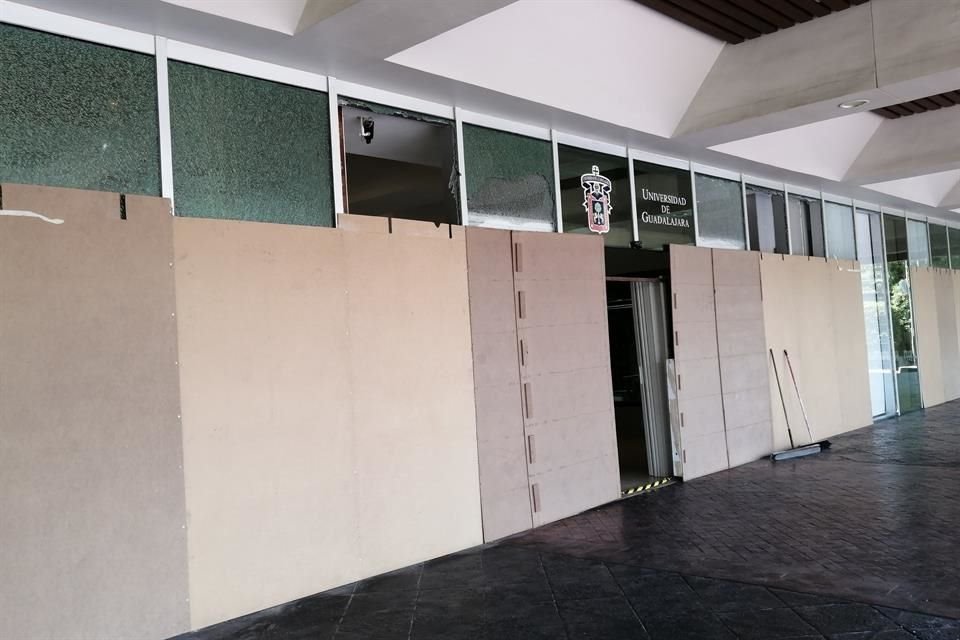 El edificio de la UdeG resguardó sus ingresos, debido a los vidrios rotos.