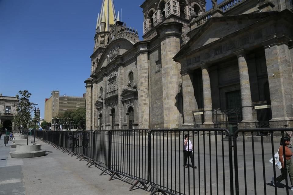 Vallas fueron colocadas en la Catedral de Guadalajara precio a la marcha del 8M.