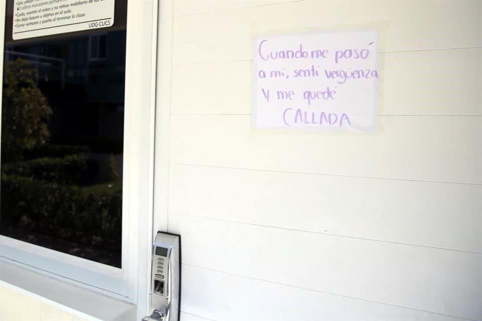 En el CUCS de la UdeG, además de la ausencia de mujeres, se observaron letreros alusivos al Día de la Mujer.