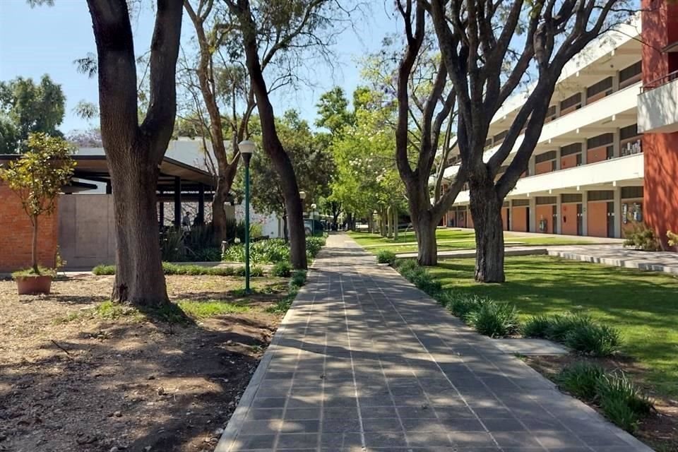 En el ITESO la ausencia de mujeres fue visible en los pasillos, cafetería y estacionamiento.