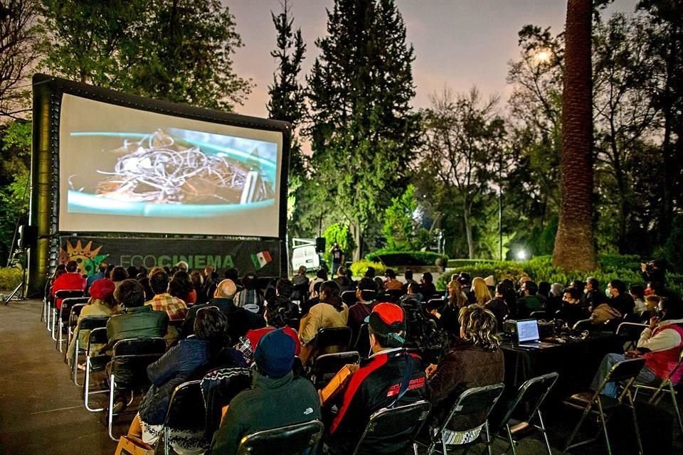 La iniciativa Ecocinema Solar está por cumplir una década de llevar cine gratis a distintos rincones de México, usando luz solar.