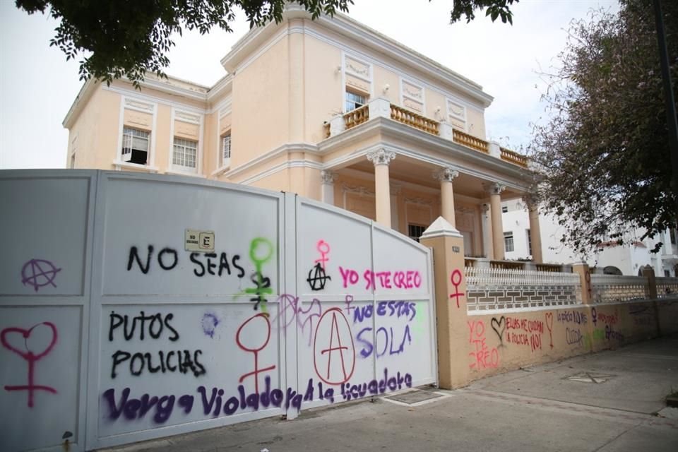 , la Dirección de Mejoramiento Urbano del Ayuntamiento de Guadalajara contabilizó 2 mil 800 metros cuadrados de pintas con graffiti, tanto en espacio público como privado.