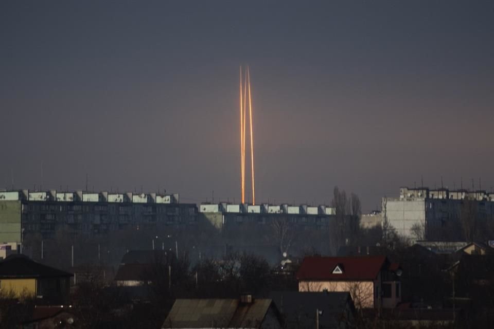 Tres cohetes rusos lanzados contra Ucrania desde la región rusa de Belgorod.