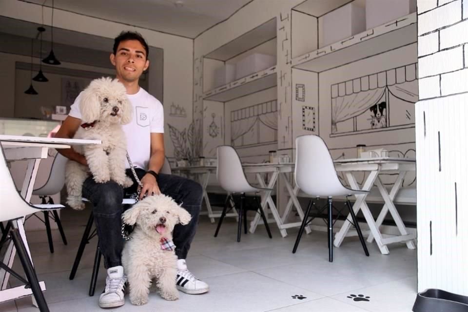 Sac Medina, quien aparece con Kenay y Koda, ofrece en su cafetería postres para humanos y para perros.