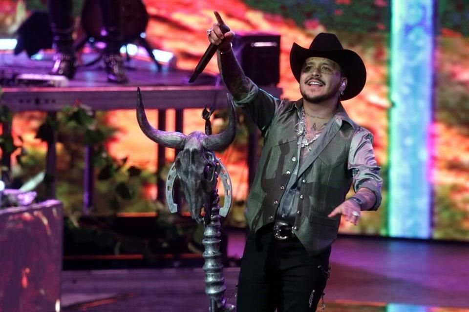 En su primero de tres shows en Guadalajara, Christian Nodal correspondió el cariño del público y sorprendió al cantar con Kany García.