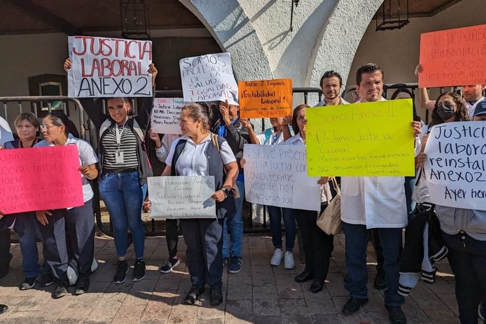 Ex trabajadores de la Secretaría de Salud Jaliscoise manifestaron debido a que no han podido laborar pues no han lleagado los recursos para sus honorarios.