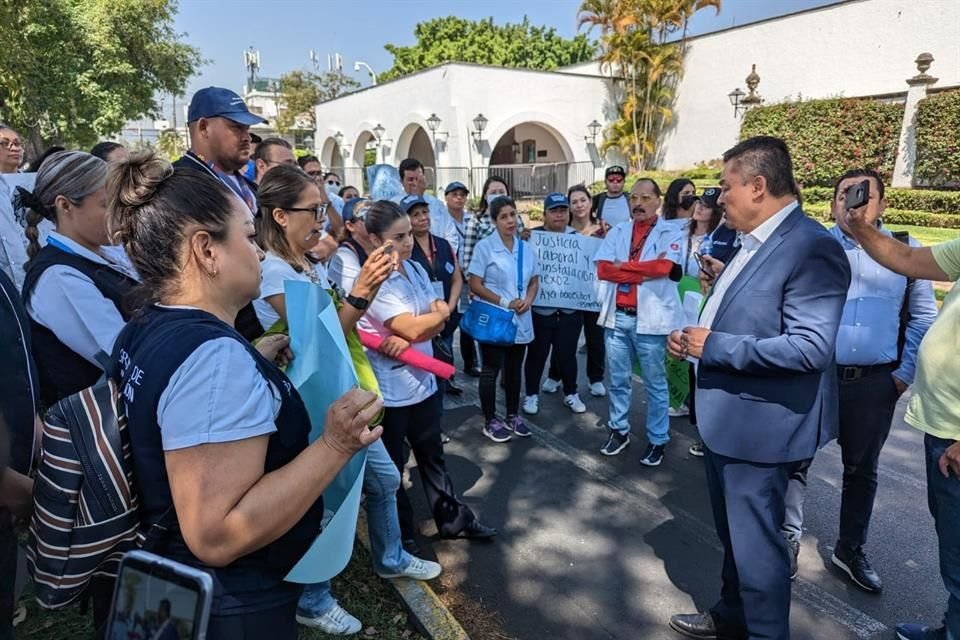 José de Jesús Méndez de Lira, director de los Servicios de Salud del Estado, habló con los manifestantes.