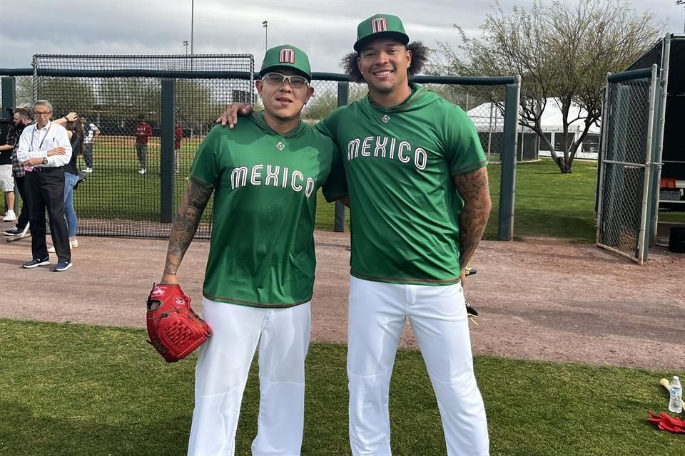 Julio Urías (izq.) subirá a la lomita para el duelo ante Colombia.
