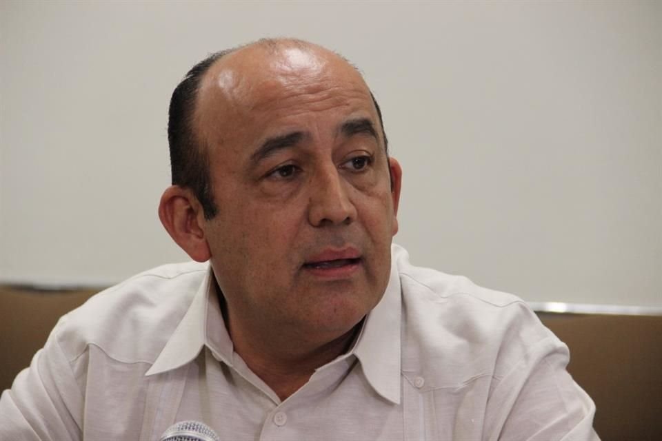 Luis Zamora Cobián es cirujano dentista por la Universidad Veracruzana y cuenta con Maestría en Administración Pública por el Instituto Politécnico Nacional (IPN).