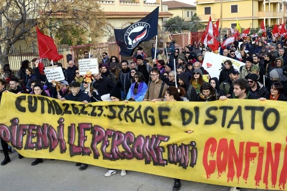 Decenas de personas marchan en solidaridad con las familias de los 74 migrantes fallecidos en el naufragio del 26 de febrero frente a las costas italianas.