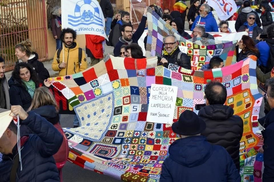 Decenas de personas exigen a las autoridades un mejor trato a los migrantes que llegan a Italia por el Mediterráneo, una de las vías más letales en el mundo para los indocumentados.