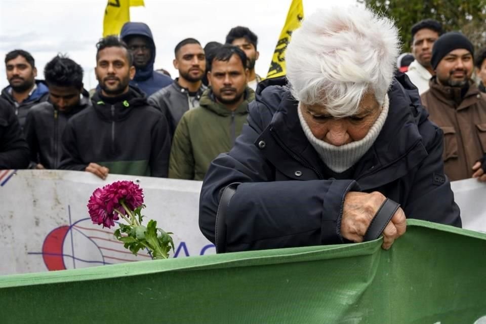 Decenas de personas marchan en solidaridad con las familias de los 74 migrantes que murieron en el naufragio del 26 de febrero. Autoridades rescataron este sábado el cuerpo de una niña, la víctima 74.