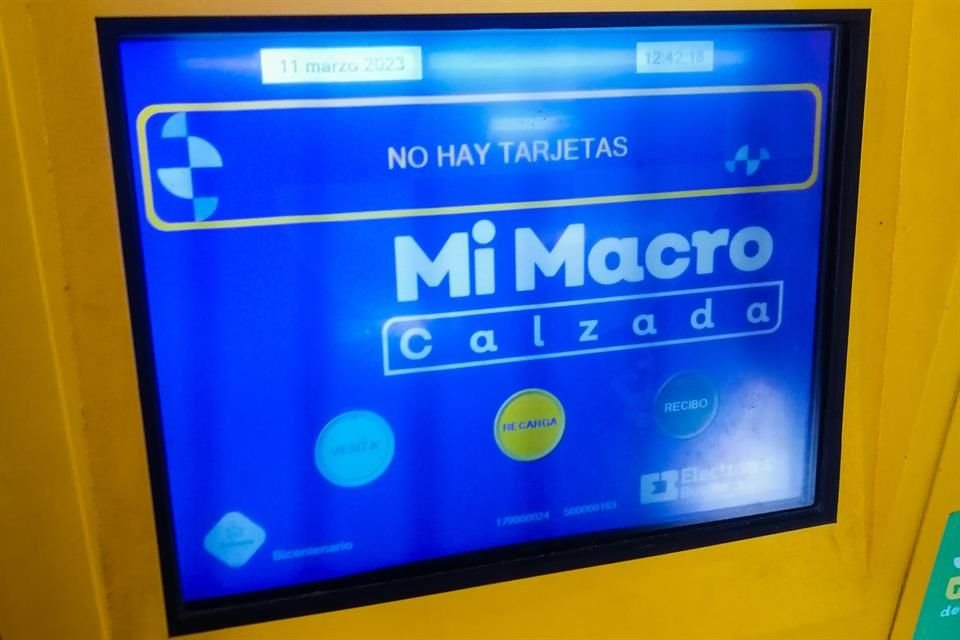 Máquina de la estación Bicentenario del Macrobús señala que no hay tarjetas.