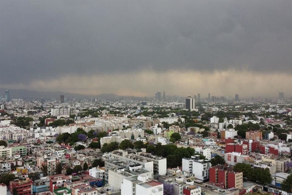 'Se registra lluvia en Álvaro Obregón, Azcapotzalco, Cuauhtémoc, Cuajimalpa y Gustavo A. Madero, (...) también vientos intensos', informó Protección Civil.