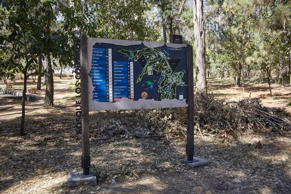 Aunque aún se pueden apreciar las rutas para correr, el mapa se encuentra en mal estado y atrás hay ramas secas que parecen tener tiempo ahí.