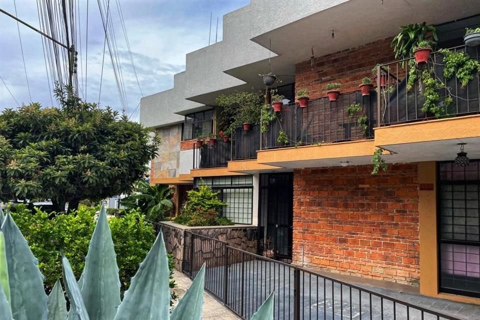 Conjunto habitacional horizontal construido en el último cuarto del siglo 20, ubicado sobre  Calle Ermita esquina Avenida Cubilete, en la colonia Chapalita Sur, zona con varios ejemplos de la época.