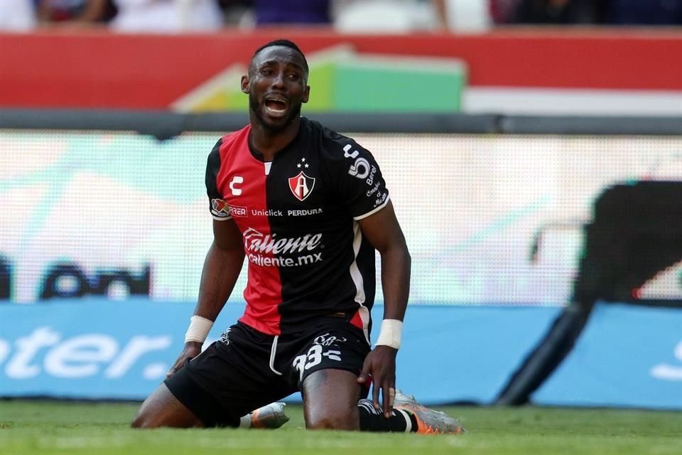 Julián Quiñones reapareció con el Atlas, pero no marcó diferencia.