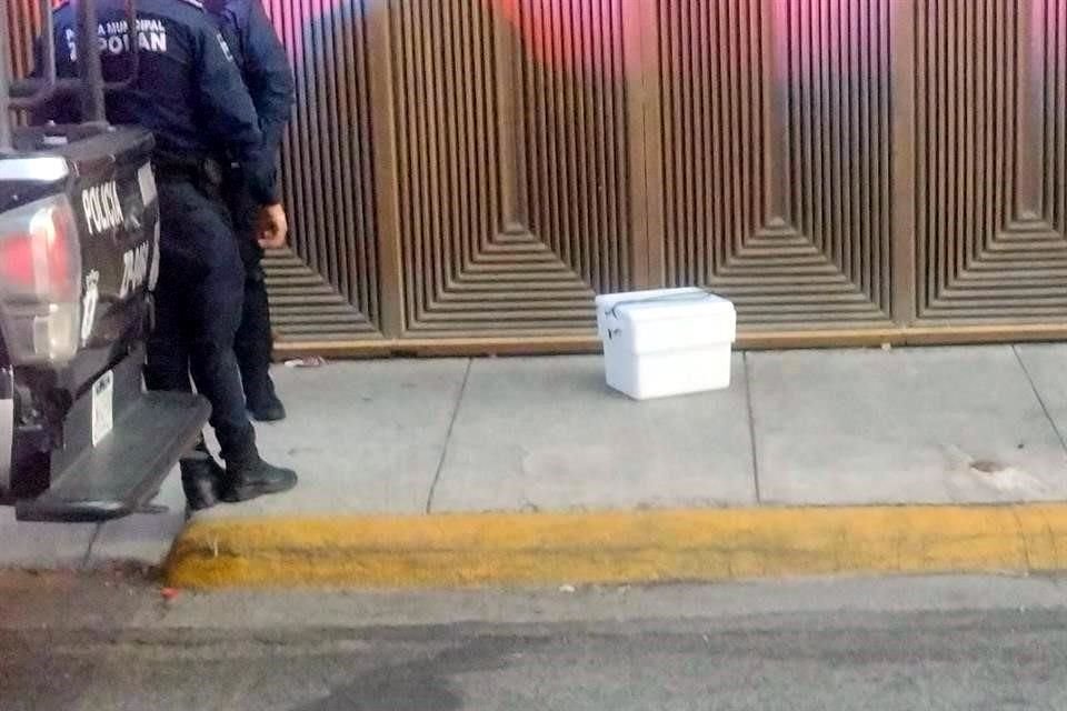 Vísceras de animal dentro de una hielera y un mensaje amenazante contra una mujer fueron dejados la mañana de este domingo afuera de un domicilio en Zapopan.