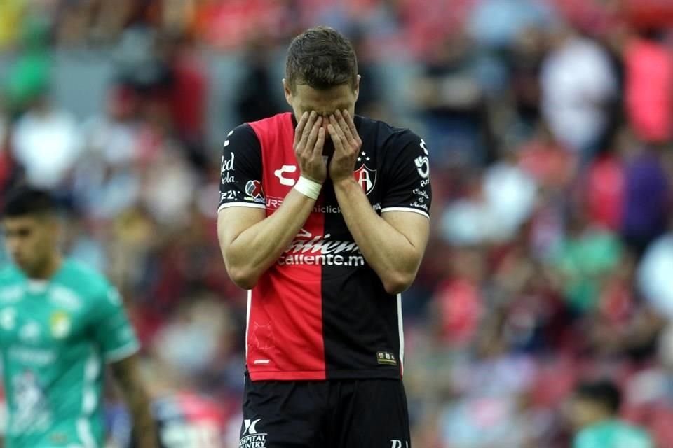 Julio Furch no puede ocultar la frustración.