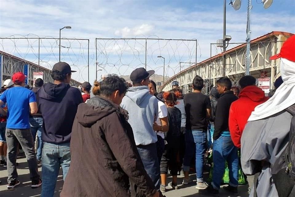 Tras más de dos horas de reclamos, algunos migrantes decidieron regresar a territorio mexicano, y otros más siguen en los límites de Chihuahua con Texas, Estados Unidos.