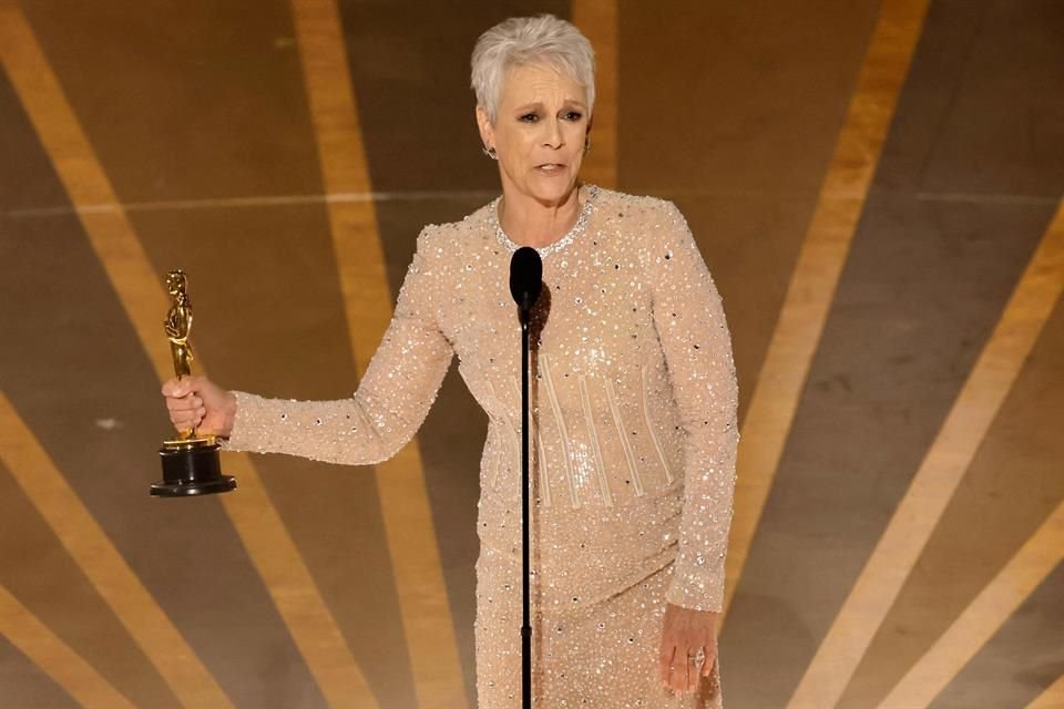 Jamie Lee Curtis agradece el primer Óscar de su carrera.