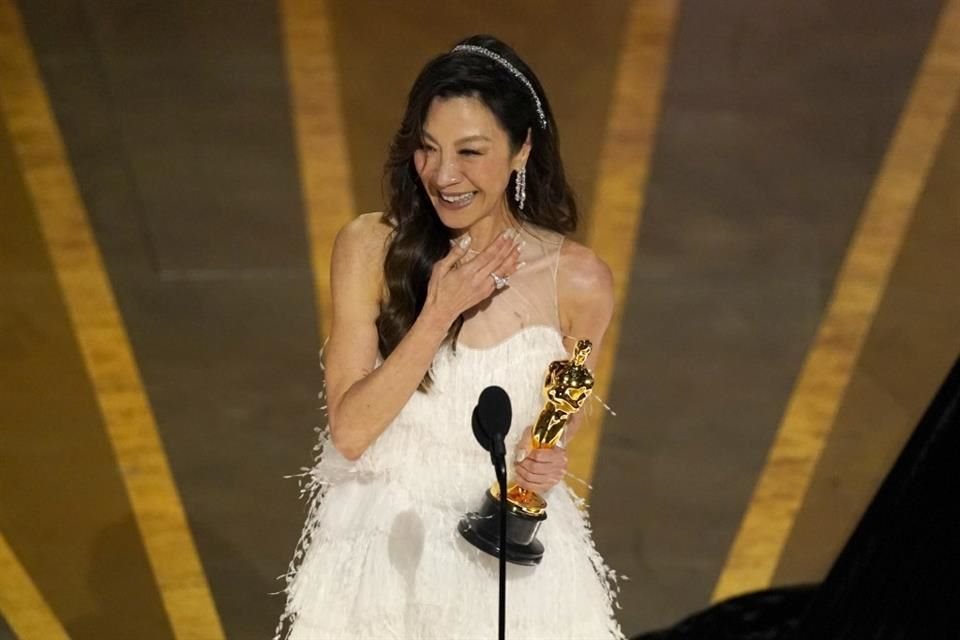 Michelle Yeoh se lleva el Óscar a Mejor Actriz por su papel en 'Todo en Todas Partes al Mismo Tiempo'.